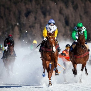 In Sankt-Moritz finden auch bei den Reichen beliebte Pferderennen statt.