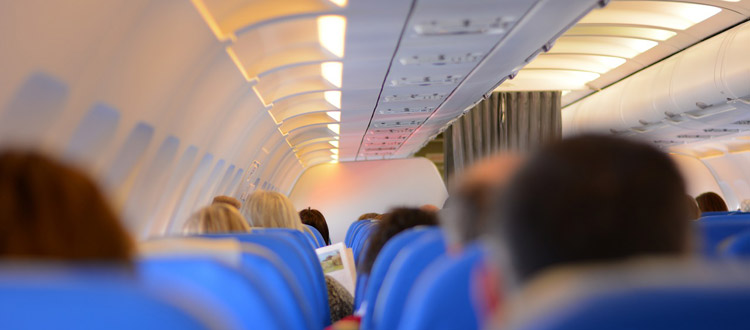 Ansteckungsgefahr im Flugzeug: Erkältungen mit einfachen Mitteln vorbeugen