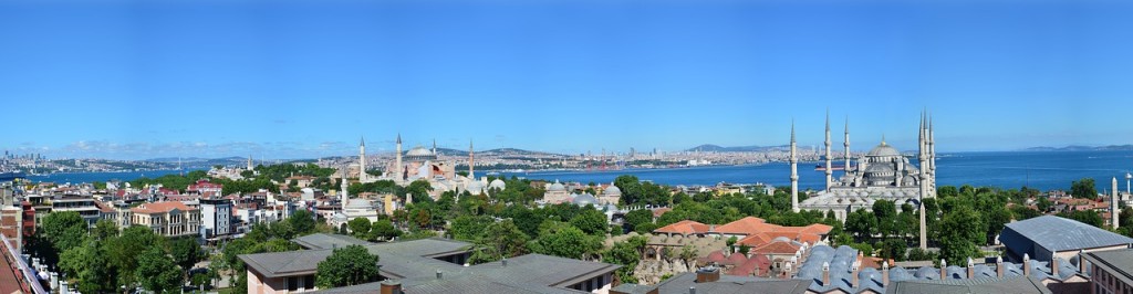 Istanbuls Lage am  Bosporus macht die Stadt zu einer Schnittstelle zwischen zwei Kontinenten – Europa und Asien. 