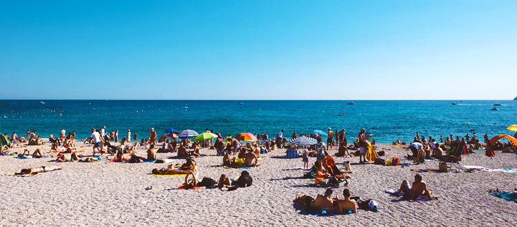 Sicher spielen am Strand – Die wichtigsten Sicherheitsregeln für den Strandurlaub mit Kindern