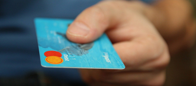 Urlaub am besten mit Kreditkarte – ARAG Experten erläutern das Für und Wider der Kreditkarte als Urlaubskasse