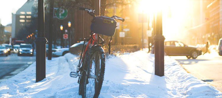 Mit dem Drahtesel durch die kalte Jahreszeit – ARAG Experten über das Fahrradfahren im Winter