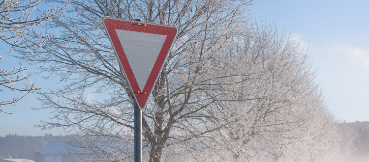 Verschneite Schilder: Kein Freibrief für Autofahrer – ARAG Experten erklären, welche Zeichen trotz Schneeschicht zu beachten sind